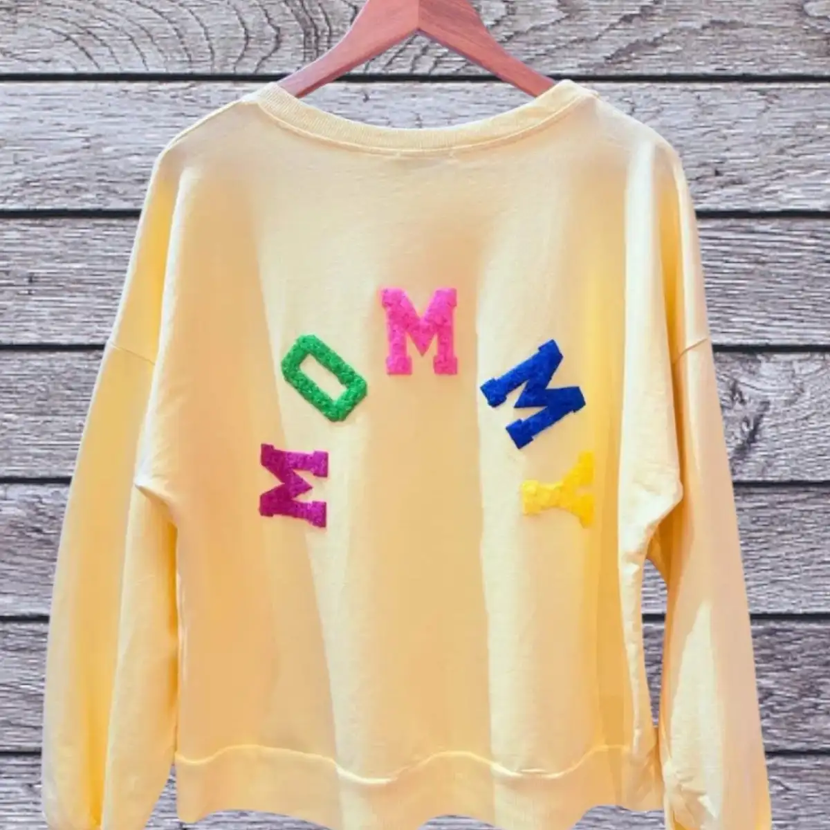 #874 Sweat ICONIC MOMMY Jaune