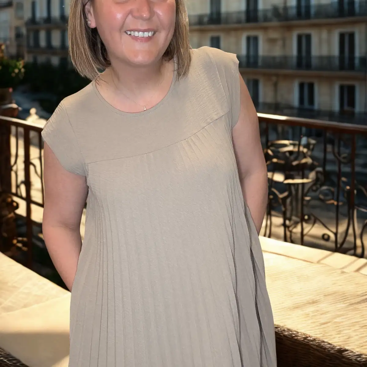 #933 robe Carla Taupe